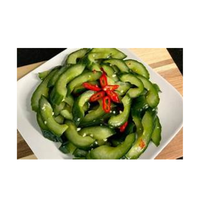 Gepflegte Gurke in versiegelten Gläsern mit Gewürzen und Essig für die globale Lebensmittel verteilung aus Vietnam
