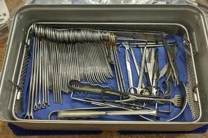 Ensemble d'instruments chirurgicaux de base, comprenant des ciseaux, des porte-aiguilles, des pinces, des rétracteurs et plus encore - Product Image 2