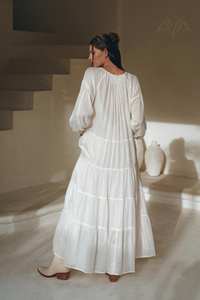 Robe maxi en coton bohème blanche à volants avec manches longues, boutons sur le devant, teinture unie, taille naturelle, écologique, lavable pour femmes - Product Image 6