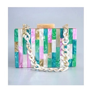 Bolso de mano de lujo para mujer con embrague de resina de diamantes de imitación de alto perfil Estilo de moda para bodas y aniversarios - Product Image 3