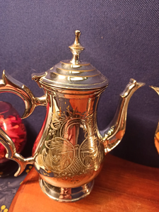 Théière en laiton de style Mughlai d'art indien avec couvercle et une poignée de concepteur, conception gravée, articles de service, vaisselle arabe Dallah - Product Image 6