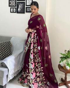 Séquence de vêtements de fête avec un sari spécial du festival de créateurs de broderie en georgette douce avec chemisier - Product Image 5