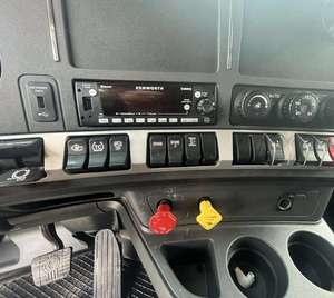 Camions tracteurs T680 d'occasion en excellent état, haute puissance, avec cabine et design aérodynamique pour une performance améliorée sur les longs trajets (2024) - Product Image 5