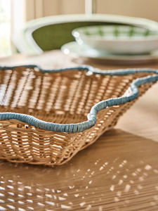 Bandeja de Servicio de Ratán Tejida a Mano, Bandeja de Exhibición de Mimbre Natural, Diseño Intrincado de Borde Ondulado, Encantador Organizador de Mesa para Decoración del Hogar - Product Image 3