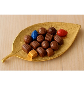 Bandeja de servicio decorativa de metal con artesanía intrincada, pieza central Perfecta para servir chocolates durante momentos festivos - Product Image 1