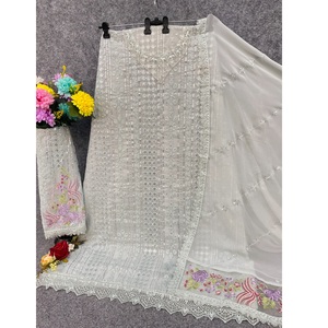 Costume pakistanais de qualité supérieure avec broderie lourde, disponible pour les occasions de fête ou les mariages, en gros - Product Image 1