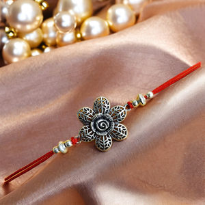 Fleur d'argent oxydée Rakhi symbole traditionnel pour frères chaîne à la mode et bracelet à maillons directement du fournisseur indien - Product Image 1