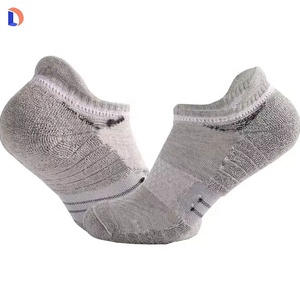 Vente en gros de chaussettes unisexes en coton pour le printemps de créateurs du fabricant OEM techniques de tricot noir avec logo personnalisé - Product Image 6