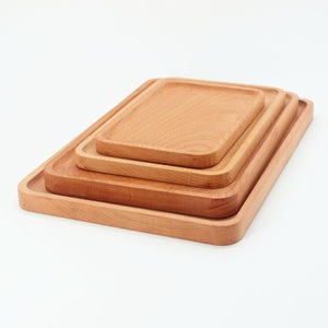 Bandeja rectangular de madera para servir con acabado natural y borde de manijas de latón para decoración de mesa de comedor - Product Image 3