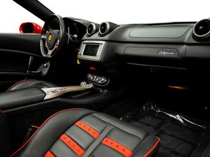 Nouveautés à prix réduits ! Voiture décapotable d'occasion, California Roadster RWD 2013, moteur V-8 4,3 L, boîte manuelle 7 vitesses, sièges en cuir - Product Image 3