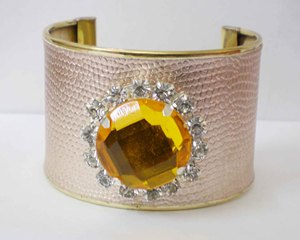 Bracelet large en cuivre plaqué or de luxe avec une surface texturée rose élégante et un grand cristal de citrine ambre au centre, artisanat métallique - Product Image 6
