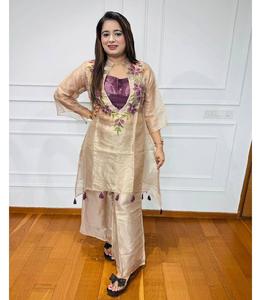 Ensemble Kurta élégant pour femmes indiennes avec encolure brodée et glands assortis à des bas de jambe larges pour les festivals et les événements - Product Image 1