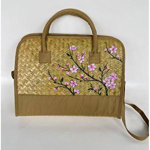 Sac à ordinateur portable esthétique en feuilles de palmier tissées à la main avec doublure, deux anses, motif floral, écologique, durable, décoration intérieure, fermeture ouverte - Product Image 1