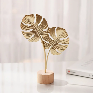 Petite Sculpture Double Feuille de Monstera en Or; Décor de Bureau Minimaliste; Base en Bois Clair; disponible aux prix de gros. - Product Image 1