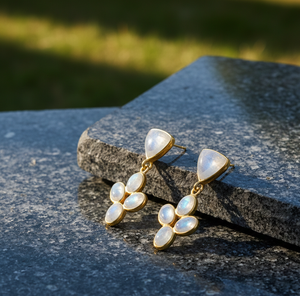 Pendientes Colgantes de Arcoíris Blanco Chapados en Oro de 18K con Circonita de Plata Esterlina, Regalo de Piedra de Nacimiento de Febrero para Ella, Mamá, Novia - Product Image 1