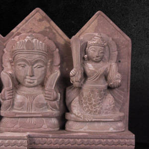 Sculpture en pierre de Konark faite à la main Ashta Lakshmi Feature Showpiece pour les occasions de Noël et Diwali (13x3 pouces) - Product Image 3