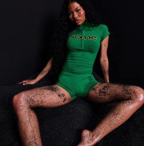 Ensemble de survêtement 2 pièces personnalisé pour femmes, veste à manches courtes avec short, logo personnalisé, ensemble de sport, de gym, de fitness pour femmes - Product Image 5