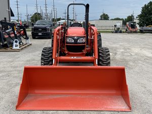 Tracteur Kubota M7060 70 CV à transmission par engrenages, tracteur utilitaire agricole avec pelle frontale pour travaux sur le terrain et en cour - Product Image 4