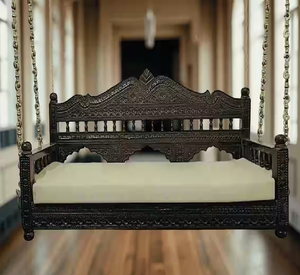 Balançoire en bois foncé avec des sculptures courbes hautement complexes sur le dossier. Un chef-d'œuvre traditionnel, à prix de gros - Product Image 1