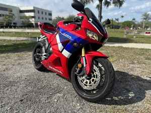 มอเตอร์ไซค์ฮอนด้า CBR 600RR รุ่นพรีเมียมเอ็กซ์คลูซีฟ ปี 2022 ประสิทธิภาพสูง ขนาด 600-1000 ซีซี ความเร็วสูงสุด >80 กม./ชม. - Product Image 6