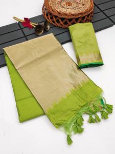 Sari de soirée formel en soie brute Khadi, doux et fluide, avec une magnifique bordure de pallu en Zari doré et une blouse fantaisie à franges contrastantes - Product Image 6