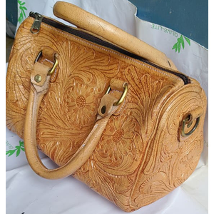 Sacs à main et portefeuilles pour femmes en cuir véritable à vendre, avec des motifs sculptés à la main, couleur marron - Product Image 5