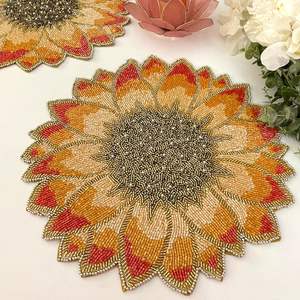 Napperon perlé Chargeur rond fait à la main pour salle à manger de luxe et décor de vacances Pièce unique perlé à la main, napperon, pendaison de crémaillère - Product Image 3