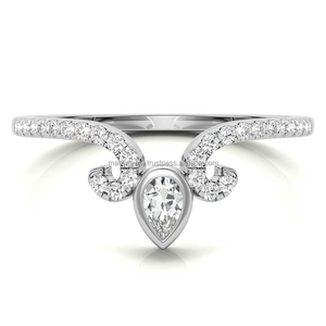 Eleva tu estilo con un anillo de diseñador con piedra central en engaste biselado, con diamante moissanita de corte pera rodeado por piedras redondas. - Product Image 1