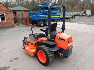 Tondeuse autoportée Kubota ZD1211, tondeuse à gazon diesel avec bac de collecte, haute performance, machine compacte pour la tonte des pelouses - Product Image 5