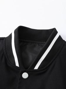 Sudadera con capucha de béisbol universitario en blanco y negro, chaqueta acolchada Varsity, manga de contraste de dos tonos Unisex, cremallera frontal, ajuste cómodo, Invierno - Product Image 3