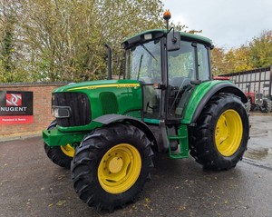 Tractor Agrícola John Deere 6320 Diésel de 100HP 4WD con Transmisión por Engranajes y Cabina Cerrada para Trabajo de Campo - Product Image 1