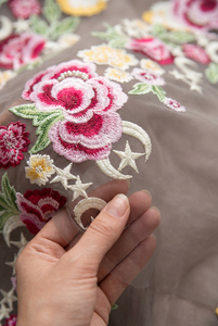 Tissu en tulle tissé léger en polyester noir avec broderie de roses, de lunes célestes et d'étoiles, motif floral rose, pour robes de mariée et jupes - Product Image 6
