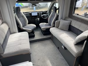 Autocaravana Sprinter Muy Limpia, 4x4 Todoterreno, con Volante a la Derecha, 4WD, RV para Todo Terreno con Sola - Product Image 2