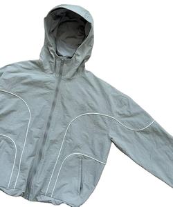 Sudaderas con capucha cortavientos transpirables ligeras de secado rápido personalizadas para hombre para gimnasio y deportes al aire libre chaqueta reflectante a prueba de viento - Product Image 3