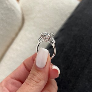 Bague à trois pierres en diamant cultivé en laboratoire rond de 5 carats E VVS2, or blanc 18 carats, bague de fiançailles classique à trois pierres, certifiée IGI - Product Image 5