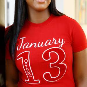 Janumary 13 DST chenille เสื้อยืดปักลายผ้าฝ้ายพรีเมี่ยมเสื้อผ้าสโมสรเสื้อยืดมรดกของชาวกรีกเดลต้าสีแดง - Product Image 2