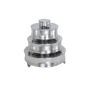 Support à gâteau en métal multi-usages pour les boulangeries, offrant une plateforme fonctionnelle et élégante pour les besoins quotidiens de présentation de gâteaux - Product Image 2