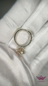 Anillo de Compromiso de Moissanita Champagne de 5 Quilates, Corte Cojín, Solitario, Color D, Claridad VVS, Oro Amarillo de 10K, para Mujer - Product Image 4