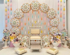 ร่มตกแต่งดอกไม้หลากสีสันสำหรับงานแต่งงานของชาวอินเดียร่มกันแดดสีขาวของตกแต่งธีมปาร์ตี้งานกลางคืน nikah ของตกแต่งเวที