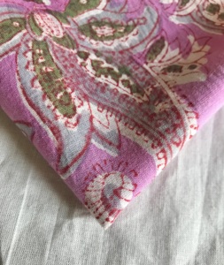 Tissu en coton imprimé à la main, base rose, motif floral paisley avec des motifs verts et blancs |   Textile ethnique indien - Product Image 2