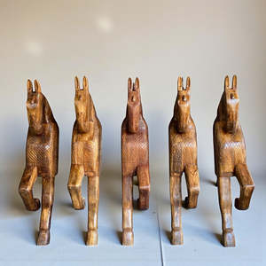 Adorno de Caballo Tallado Estilo Real para Decoración y Accesorios de Oficina - Product Image 3