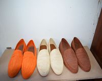 Mocassins sportifs décontractés pour homme en raphia avec semelle intérieure en cuir véritable, doublure en PVC et cuir, tige en cuir véritable, bout rond