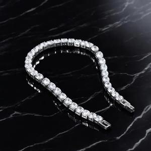 Bracelet en diamant Moissanite VVS de haute qualité, serti à griffes, avec chaîne fine en argent 925, disponible à un prix abordable - Product Image 2