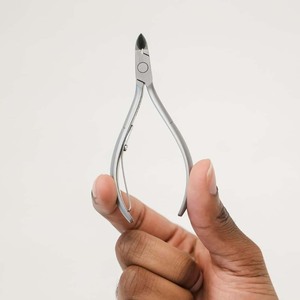 Herramientas para el cuidado de las uñas de alta calidad, pinzas profesionales para cutículas en acero inoxidable con revestimiento dorado Pakistan Maryam Enterprises - Product Image 2