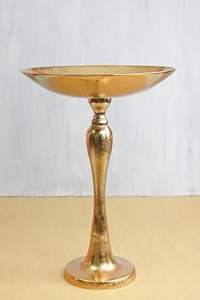 Bol de service en métal finition or antique sur piétement pour table à manger - Décoration haut de gamme pour mariages et fêtes - Product Image 6