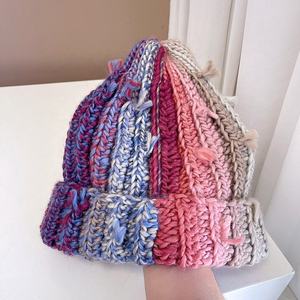 Gorro de Lana con Borlas Coloridas para Mujer, Gorro Tejido Cálido para Otoño e Invierno con Protección para las Orejas - Product Image 5