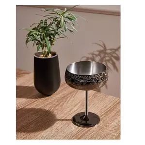 Klasik lüks tasarım siyah renk kazınmış yüksek bitmiş kadeh asma cam restoran Bar otel için şarap bardağı