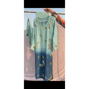 Robe élégante en satin faite à la main pour femmes au Pakistan, silhouette droite avec un magnifique imprimé floral, idéale pour Diwali, mariage, Eid. - Product Image 5