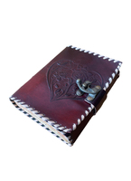 Cahier cousu latéral à couverture rigide en cuir véritable gaufré avec belle conception de cœur avec papiers d'art en laiton antique C-Lock et Deckle