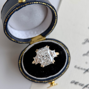 Bague de fiançailles en diamant de culture en taille radiant Caraway - Product Image 4